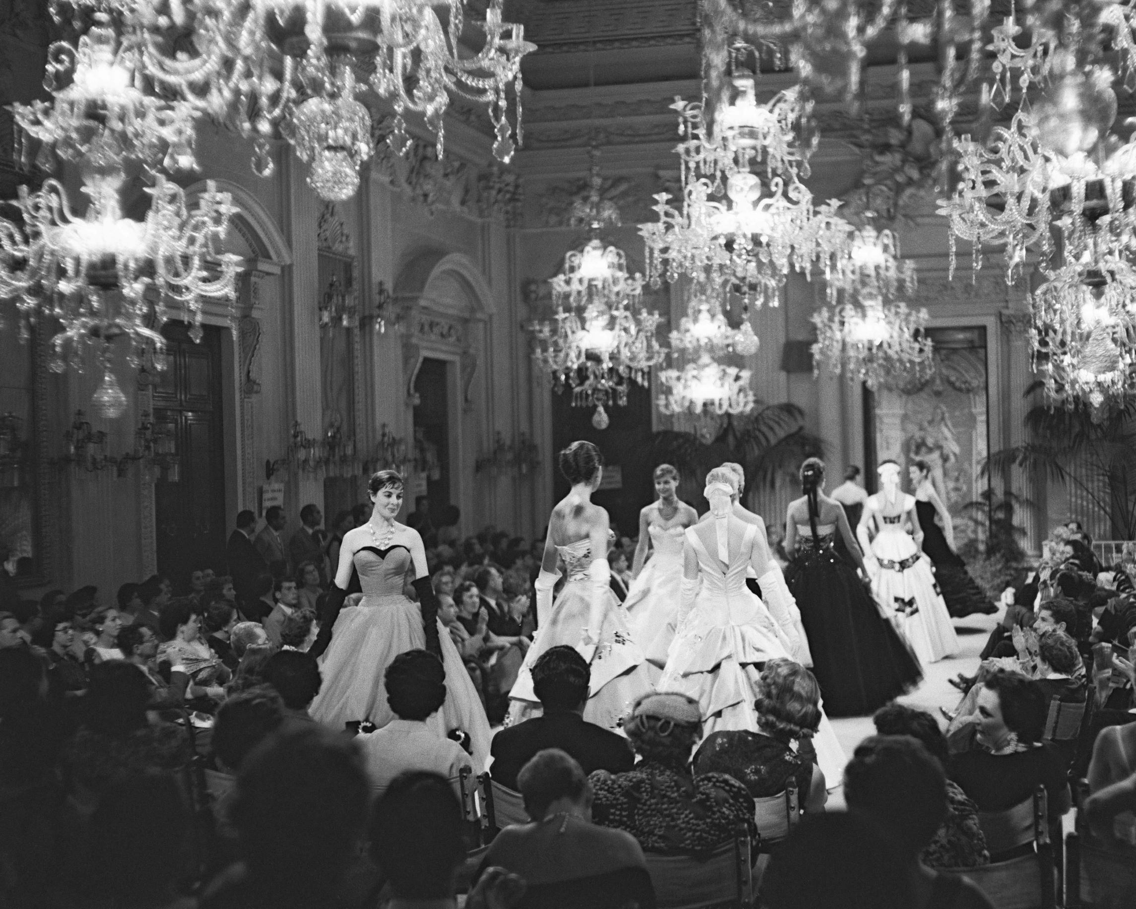 Sfilata-in-Sala-Bianca-07.55-Foto-GM-Fadiagti-Archivio-Giorgini-1.jpg