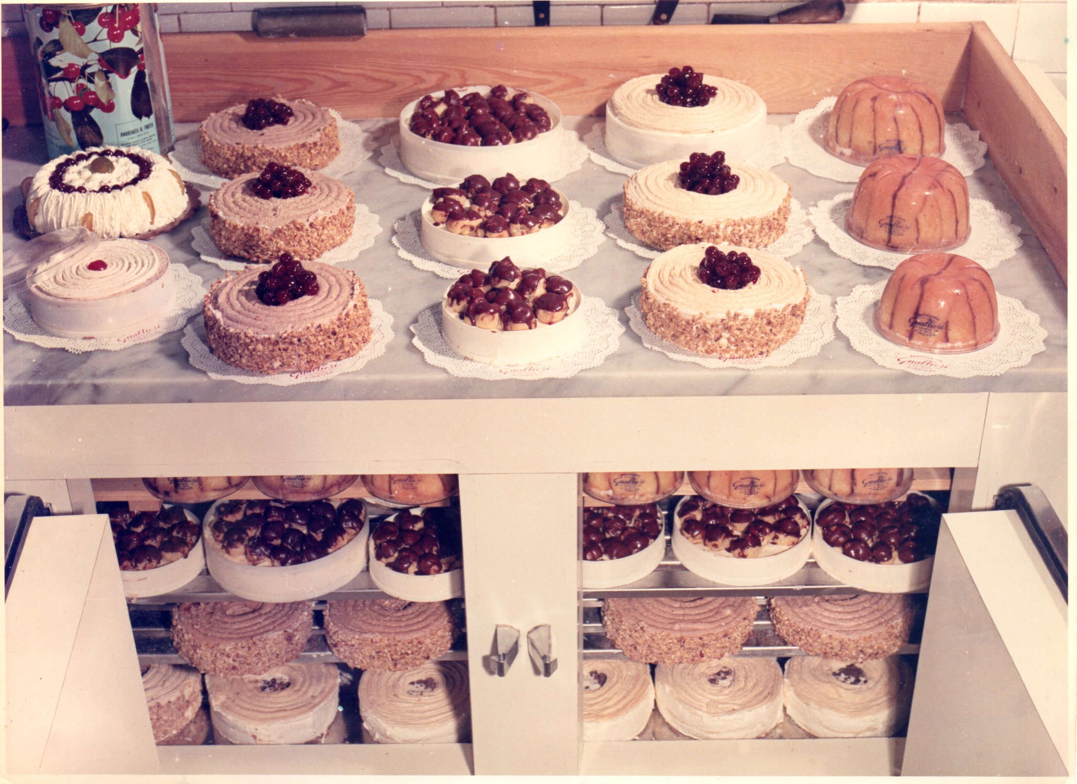 Gualtieri_1972_bancone.jpeg